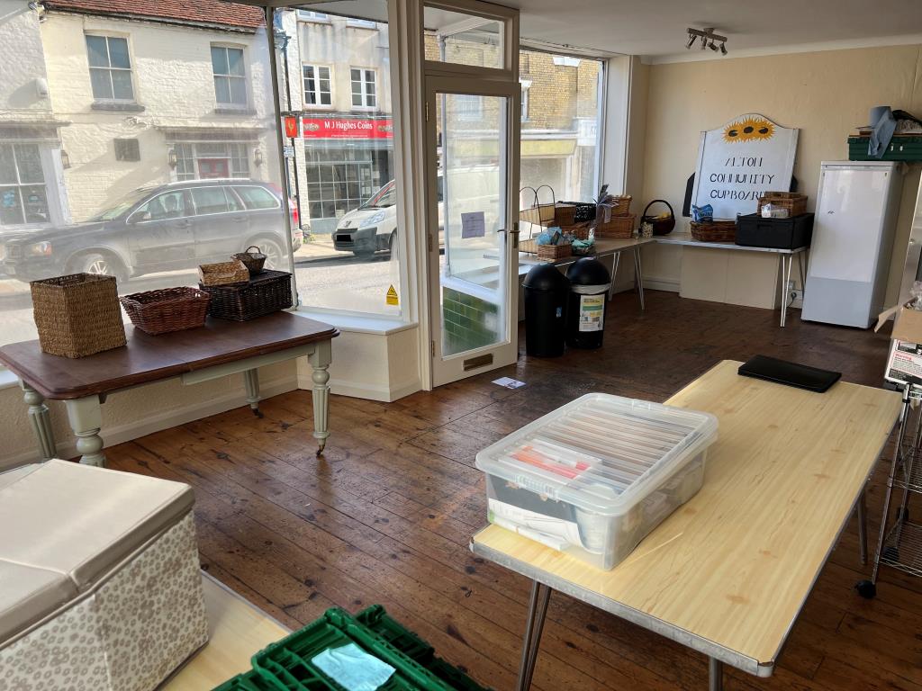 Lot: 5 - FREEHOLD TOWN CENTRE INVESTMENT - Internal picture of 22 Market Street Alton
